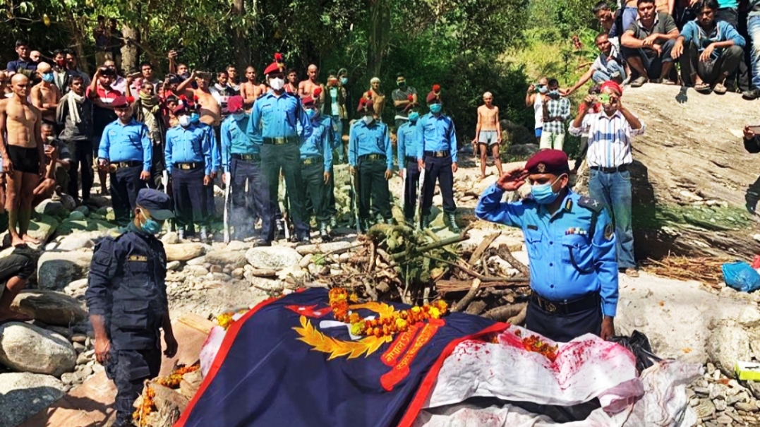 प्रहरी जवान साउदको सम्मानसहित अन्त्येष्टि ।