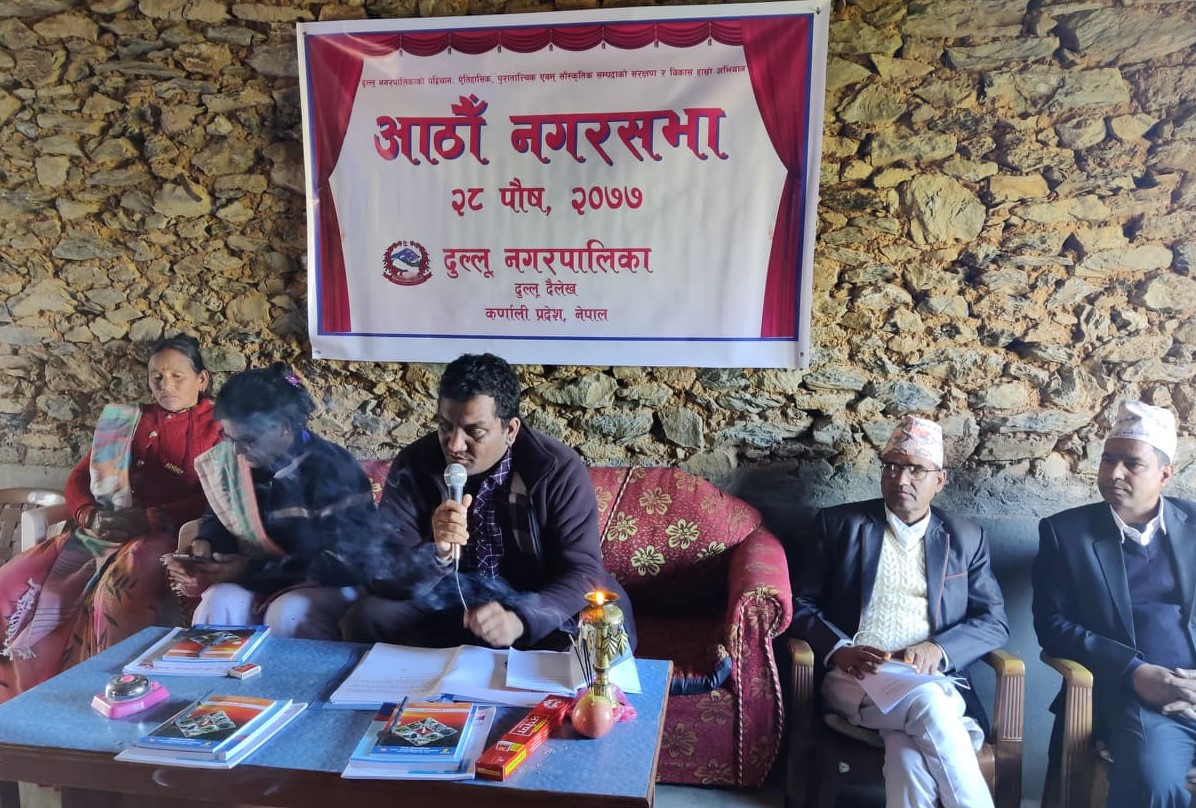 दुल्लू नगरपालिकाको आठ औं हिउँदे नगरसभा चार वटा विधयेक पेश गर्दै सुरु