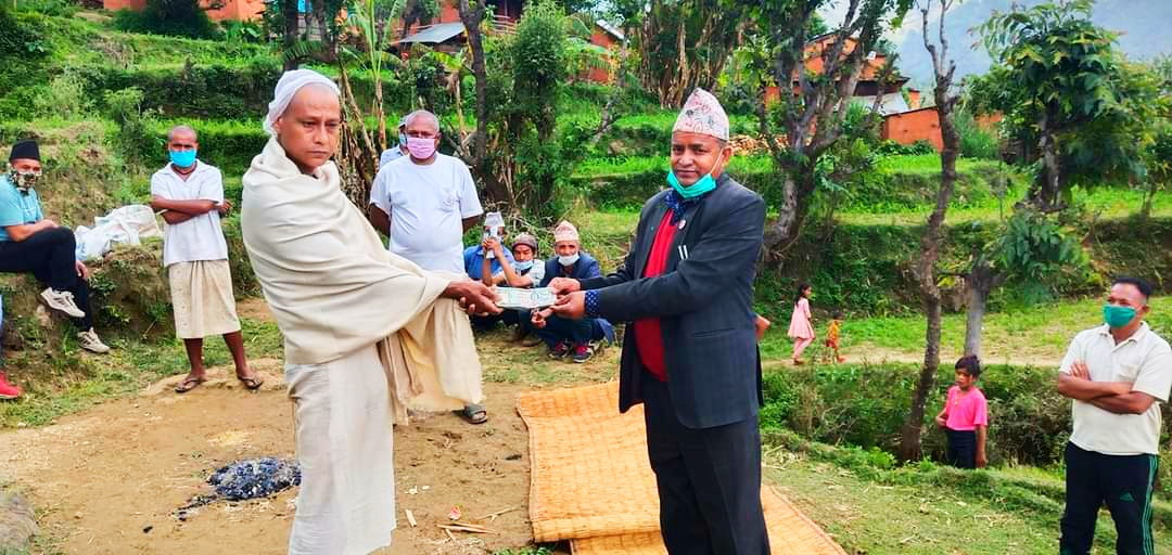 महाबु गाउँपालिकाले मृतकका परिवारलाई मलमपट्टी लगाउदै