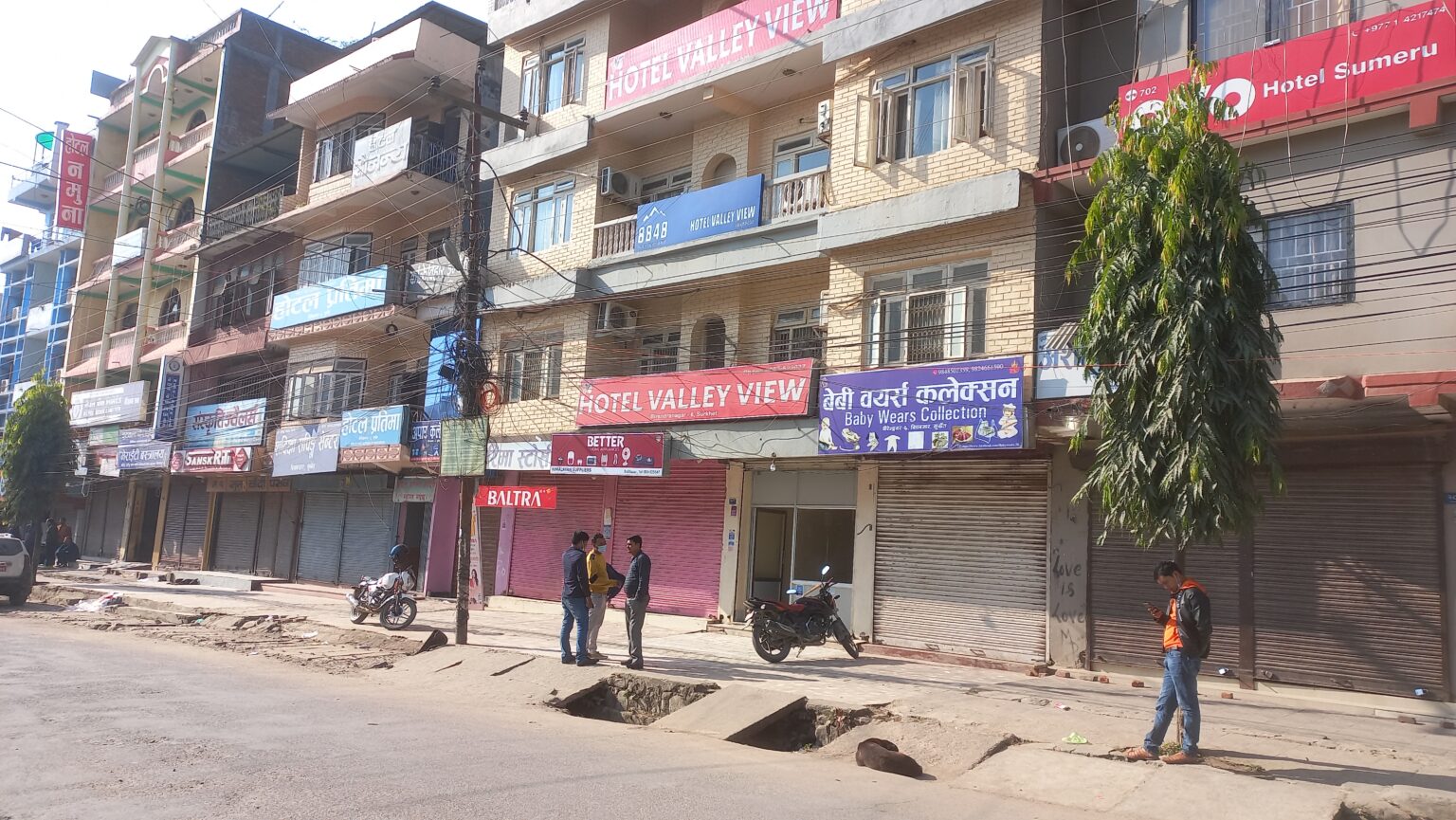 सुर्खेतमा बन्द गराउँदै हिँडेका दुई जना पक्राउ