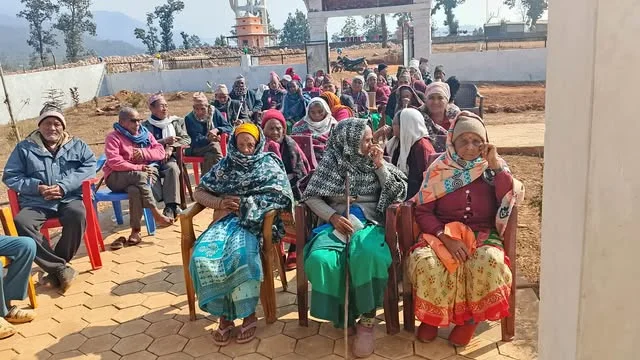 चौकुने गाउँपालिका–८ का ज्येष्ठ नागरिकलाई न्यानो कपडा वितरण